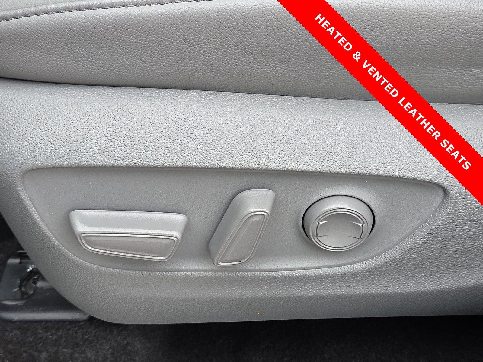 Used 2025 Toyota Highlander Limited FWD image 16
