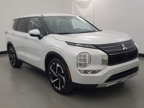 Used 2024 Mitsubishi Outlander SE image 1