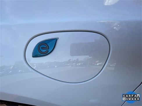 Used 2022 Chrysler Pacifica Touring-L image 11