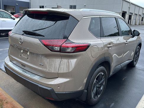 Used 2024 Nissan Rogue SV w/ SV Premium Package image 7