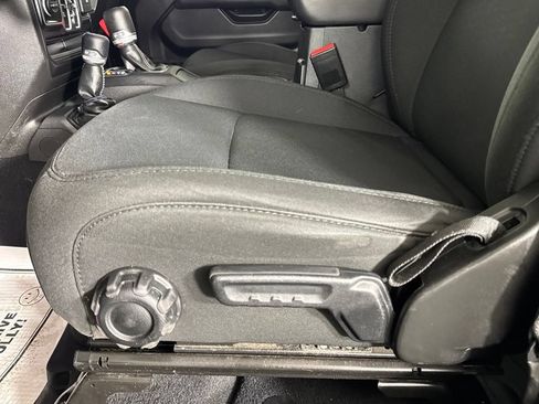 Used 2022 Jeep Wrangler Unlimited Sahara AWD/4WD image 31