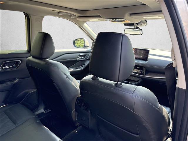 Used 2025 Nissan Rogue Platinum FWD image 21