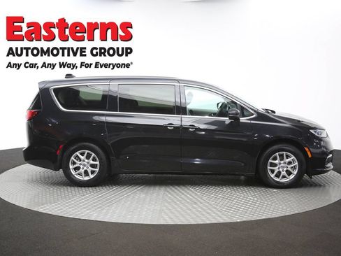 Used 2023 Chrysler Pacifica Touring-L FWD image 47