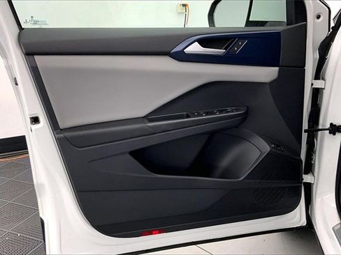 Certified 2022 Volkswagen Taos SE w/ Panoramic Sunroof Package image 19