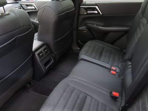 Used 2025 Mitsubishi Outlander SE FWD image 23