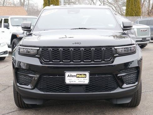 Used 2023 Jeep Grand Cherokee Altitude image 2