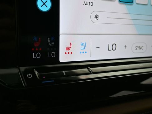 Used 2024 Volkswagen Atlas Cross Sport SE image 23