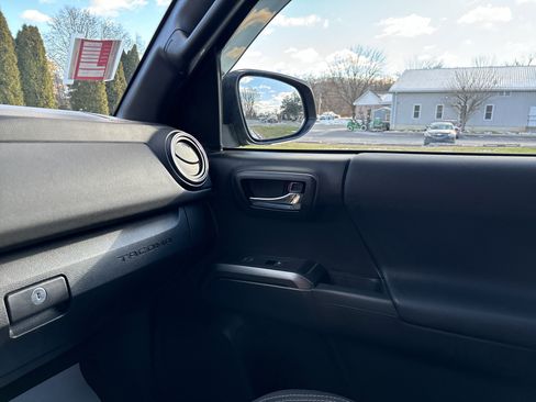 Used 2022 Toyota Tacoma TRD Sport image 22