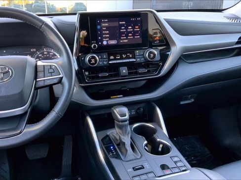 Used 2024 Toyota Highlander XLE image 6
