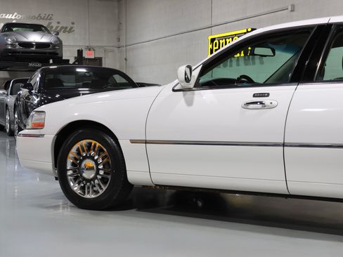 Used 2008 Lincoln Town Car Signature Limited RWD image 33