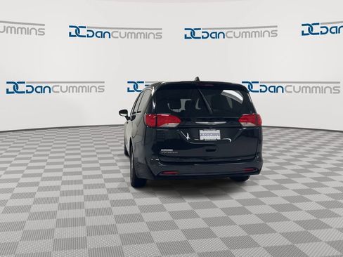 Used 2023 Chrysler Voyager LX FWD image 7