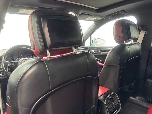 Used 2023 Porsche Macan AWD/4WD image 34