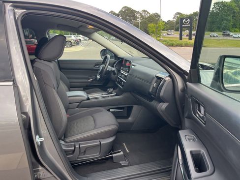 Used 2025 Nissan Pathfinder SV FWD image 35