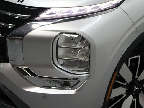 New 2025 Mitsubishi Outlander SE image 2