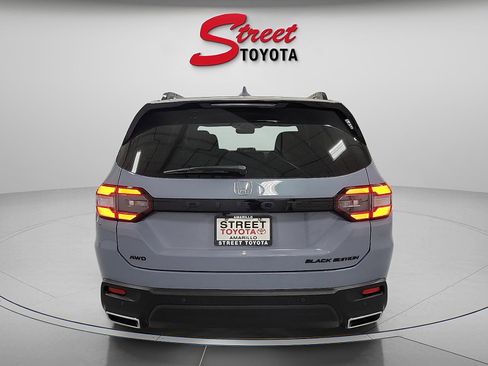 Used 2025 Honda Pilot Black Edition image 3