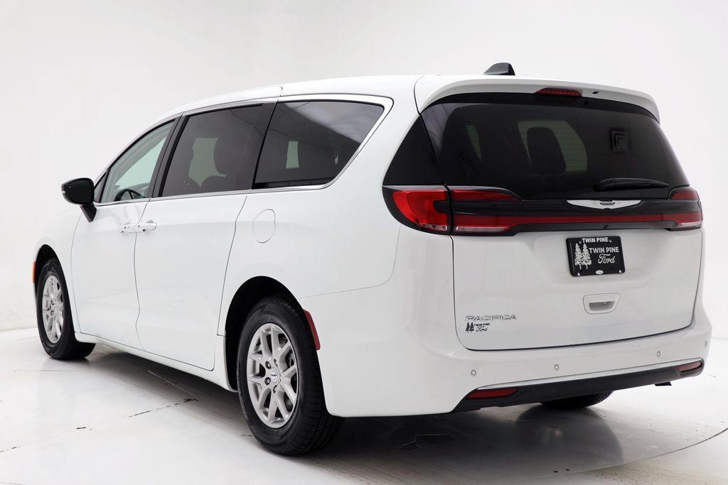 Used 2024 Chrysler Pacifica Touring-L FWD image 6