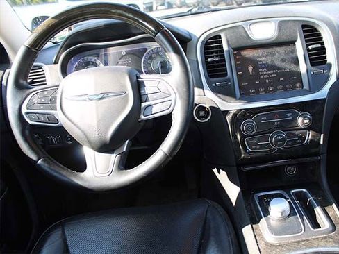 Used 2018 Chrysler 300 Limited AWD/4WD image 10