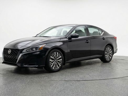 Used 2025 Nissan Altima 2.5 SV FWD image 3