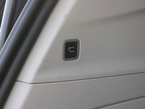 Used 2023 Chrysler Pacifica Touring-L image 14