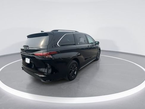 Used 2024 Toyota Sienna XSE w/ XSE Premium Package image 8