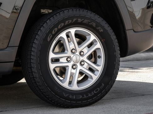 Used 2022 Jeep Grand Cherokee Laredo w/ Luxury Tech Group I image 66