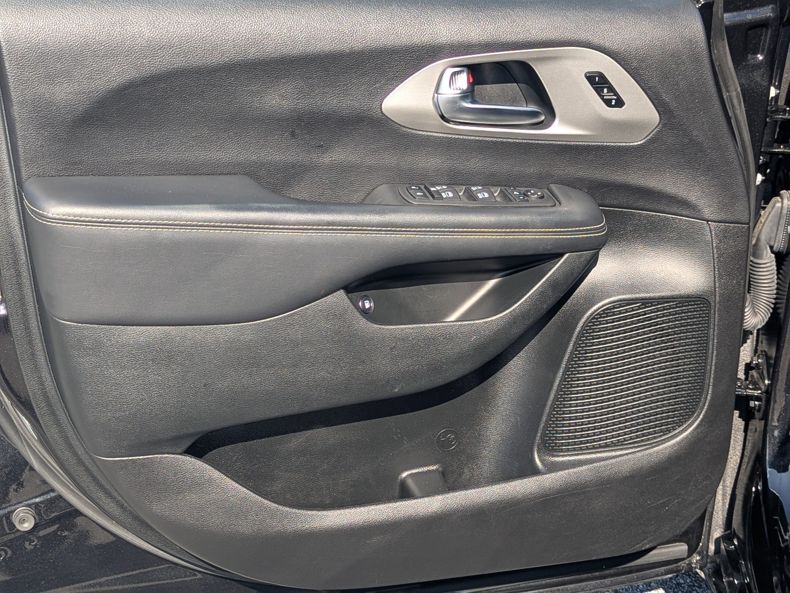 Used 2023 Chrysler Pacifica Limited w/ S Appearance Package FWD image 12