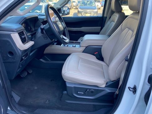 Used 2024 Ford Expedition Limited image 9