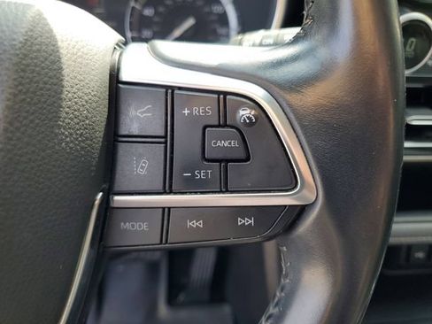 Used 2021 Toyota Highlander XLE FWD image 13