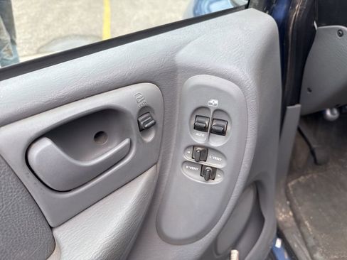 Used 2007 Chrysler Town & Country Touring w/ Leather Interior Group FWD image 13
