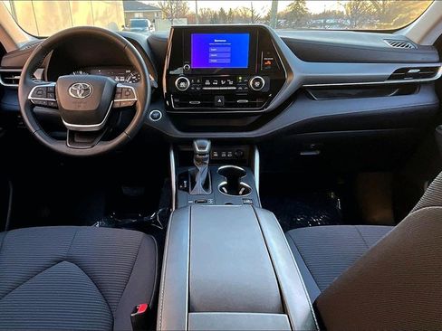 Used 2024 Toyota Highlander LE image 21