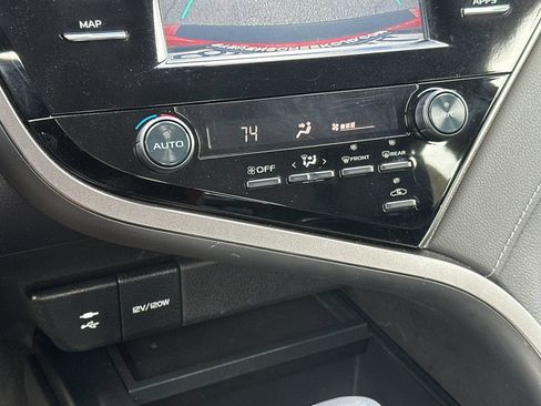 Used 2019 Toyota Camry SE FWD image 19