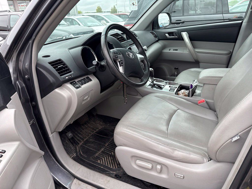 Used 2012 Toyota Highlander SE w/ Tow Pkg AWD/4WD image 11