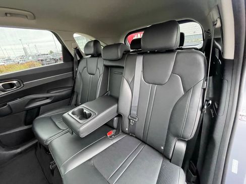 Used 2025 Kia Sorento S image 24