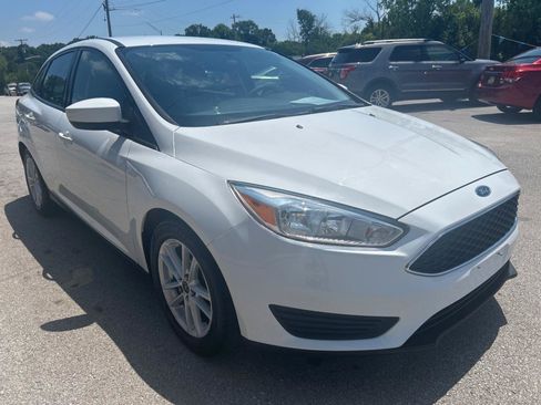 Used 2018 Ford Focus SE FWD image 3