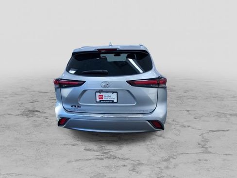 Used 2024 Toyota Highlander Platinum image 8