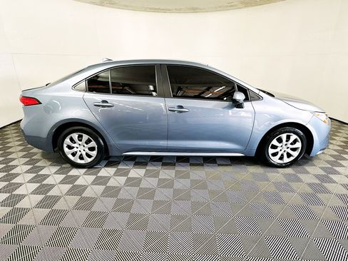 Used 2022 Toyota Corolla LE image 2