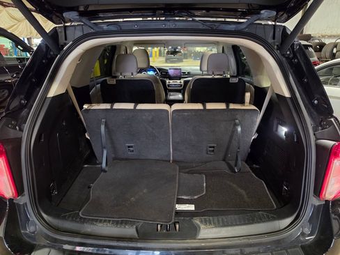 Used 2022 Ford Explorer XLT AWD/4WD image 8