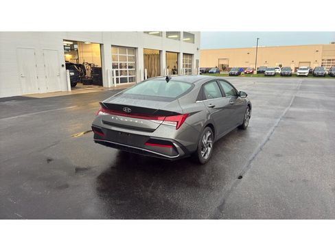 Used 2025 Hyundai Elantra SEL FWD image 7