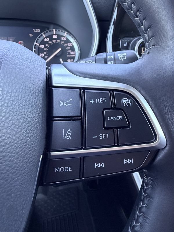 Used 2021 Toyota Highlander XLE AWD/4WD image 40