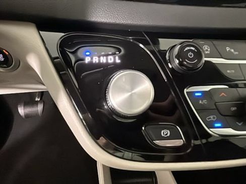 Used 2024 Chrysler Pacifica Touring-L FWD image 21