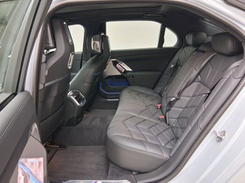 Used 2023 BMW 760i xDrive image 13