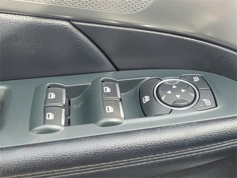 Used 2019 Ford Explorer XLT image 32