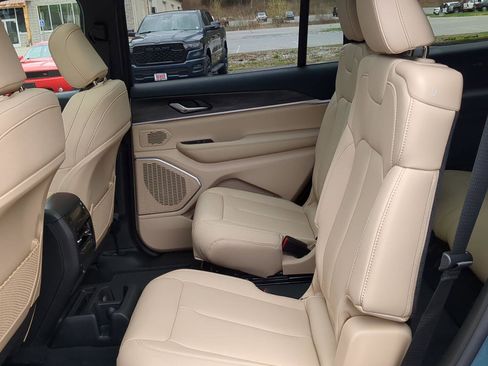 New 2026 Jeep Grand Cherokee L Limited w/ Limited Altitude Package AWD/4WD image 16
