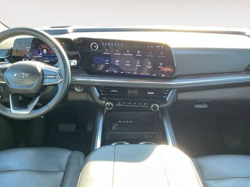 Used 2025 Chevrolet Suburban Z71 image 15