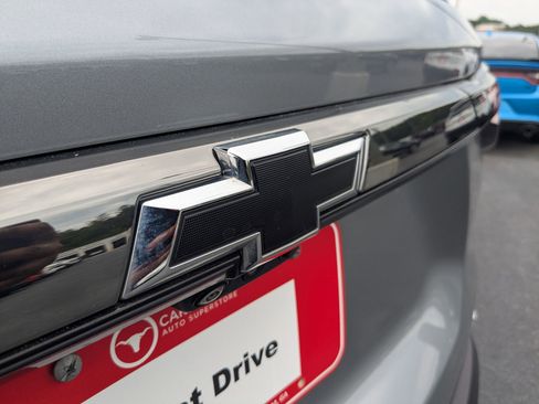 Used 2023 Chevrolet Traverse RS FWD image 32