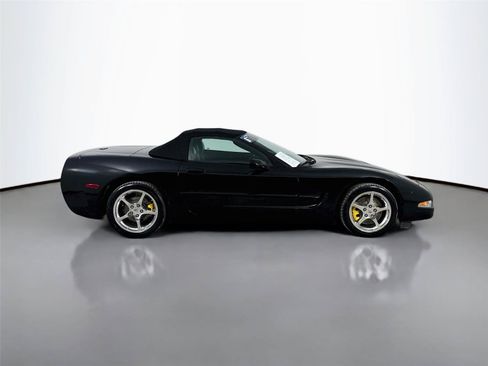 Used 2004 Chevrolet Corvette Convertible w/ Preferred Equipment Group RWD image 10