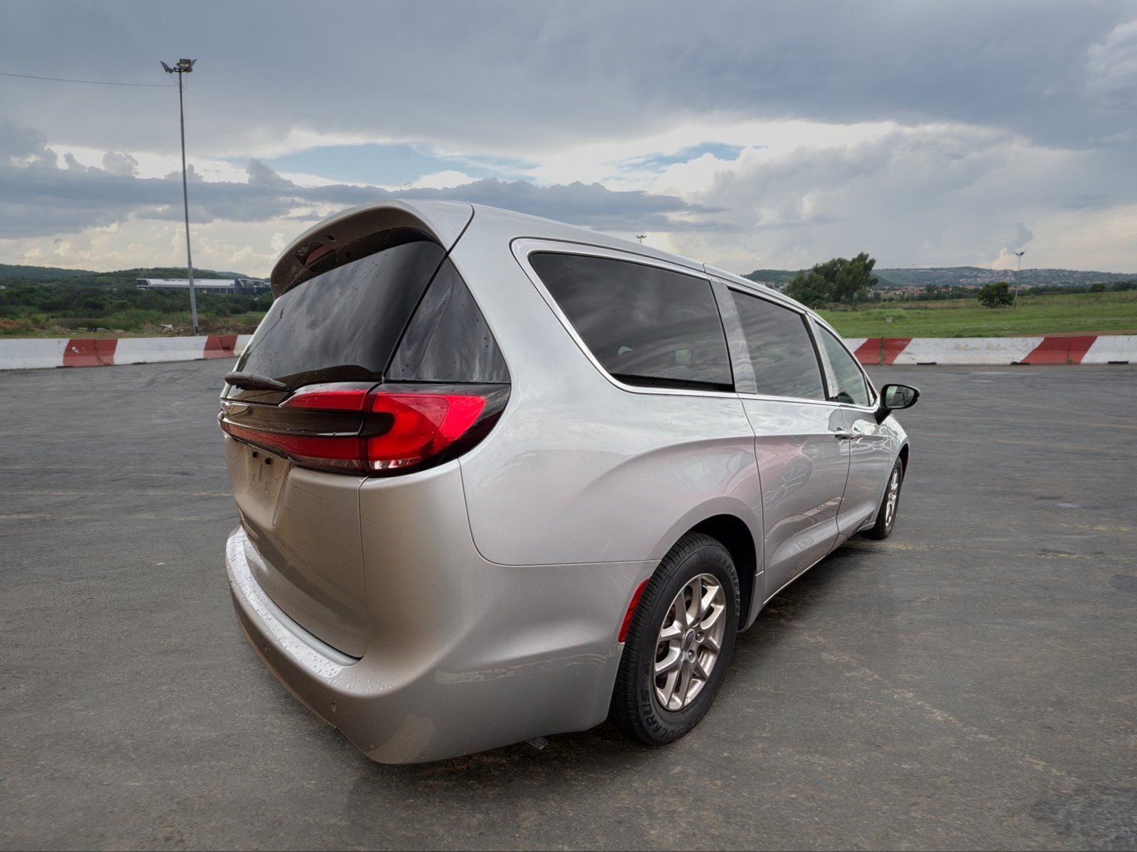 Used 2024 Chrysler Pacifica Touring-L FWD image 3