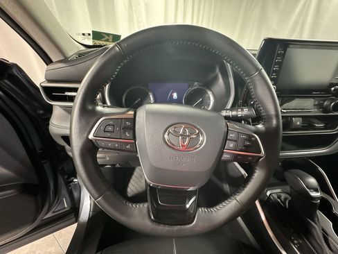 Used 2021 Toyota Highlander XLE image 22