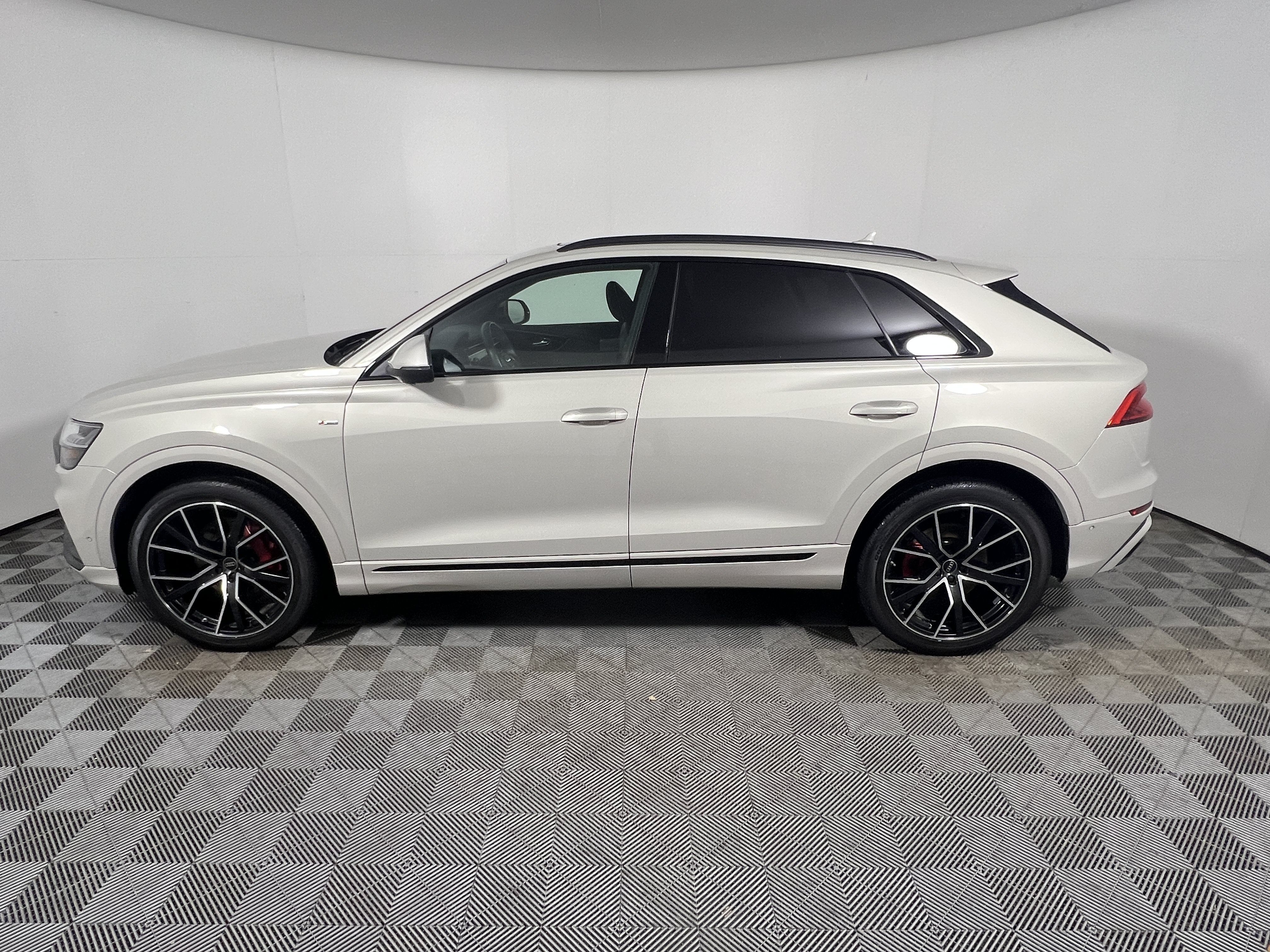 Used 2023 Audi Q8 Prestige AWD/4WD image 2