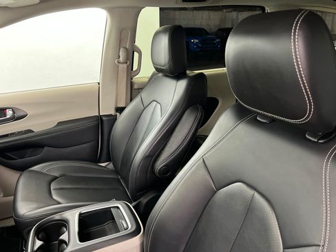 Used 2024 Chrysler Pacifica Touring-L FWD image 17